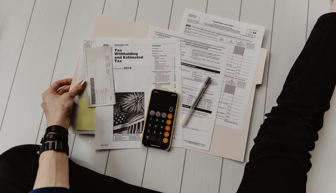 Empresário analisando finanças da empresa com documentos e calculadora, ilustrando gestão em empresa negativada.