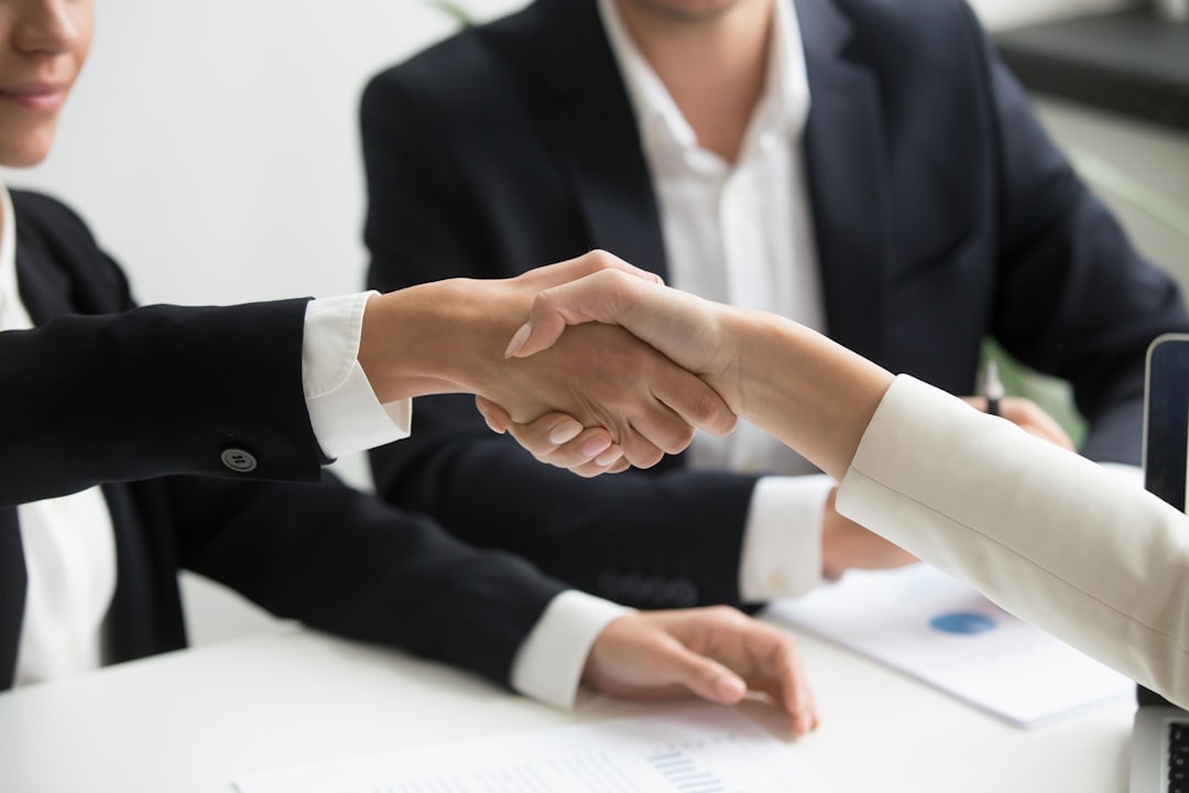 Pessoa assinando contrato de prestação de serviços entre empresa e MEI, simbolizando a contratação legal e segura do Microempreendedor Individual.