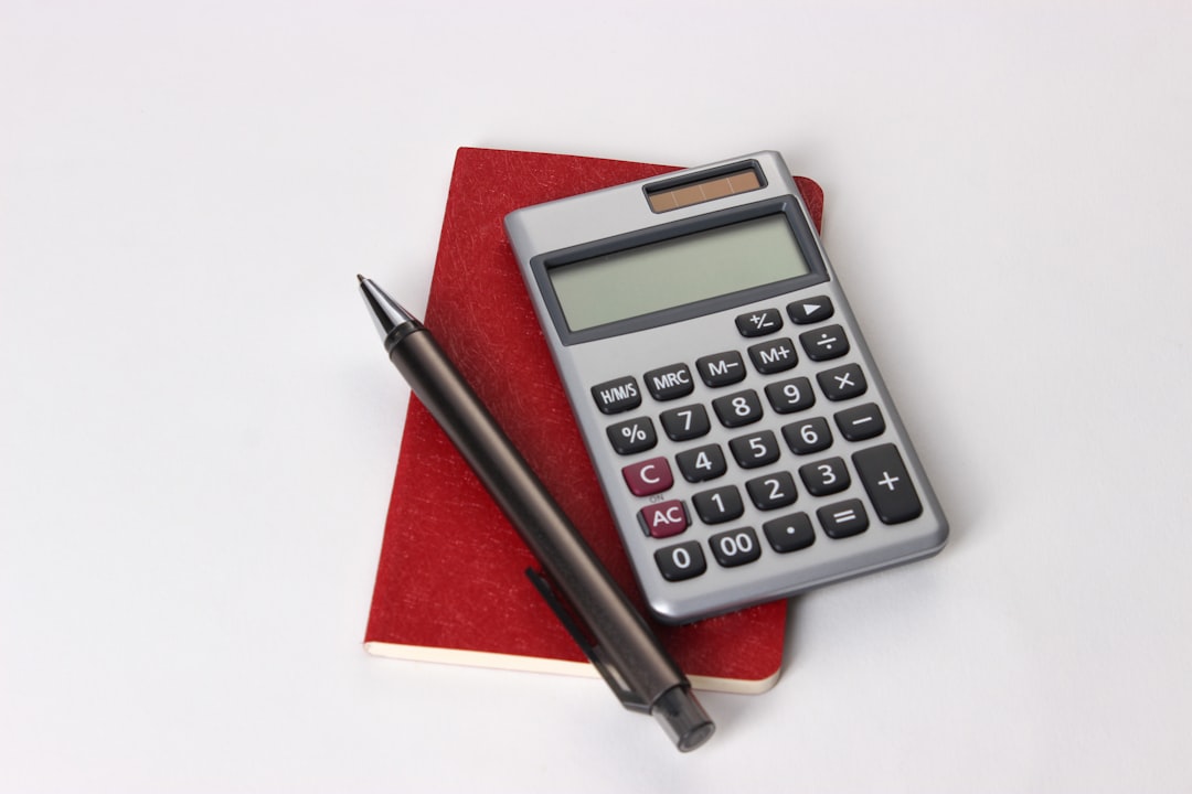 Empreendedor analisando documentos financeiros e fiscais para evitar erros na abertura da empresa