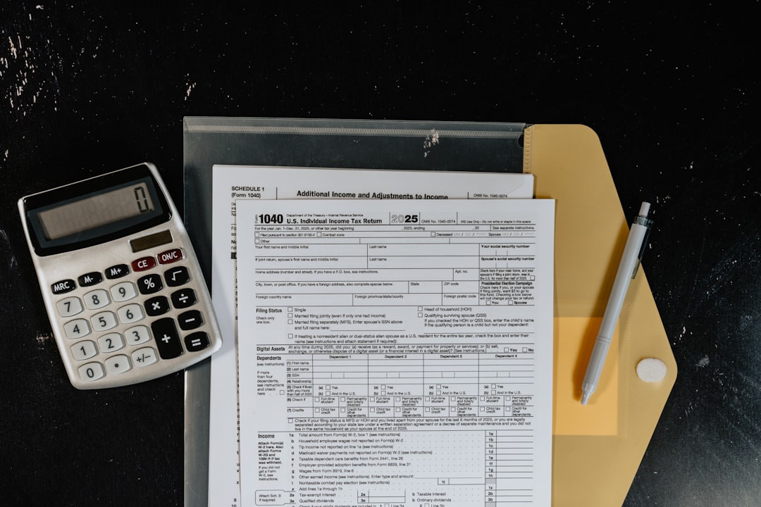 Documento de nota fiscal complementar sendo preenchido para ajuste de valores e impostos em operação comercial